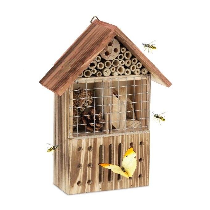 Insekthotell laget av gran
