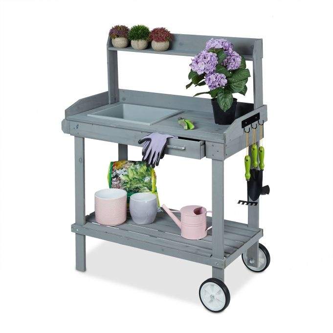 Grått plantebord med hjul