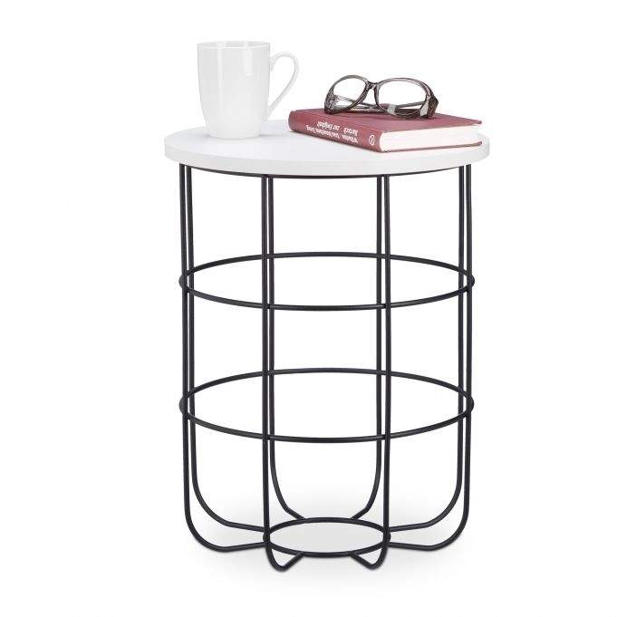 Rundt sidebord med metallkurv