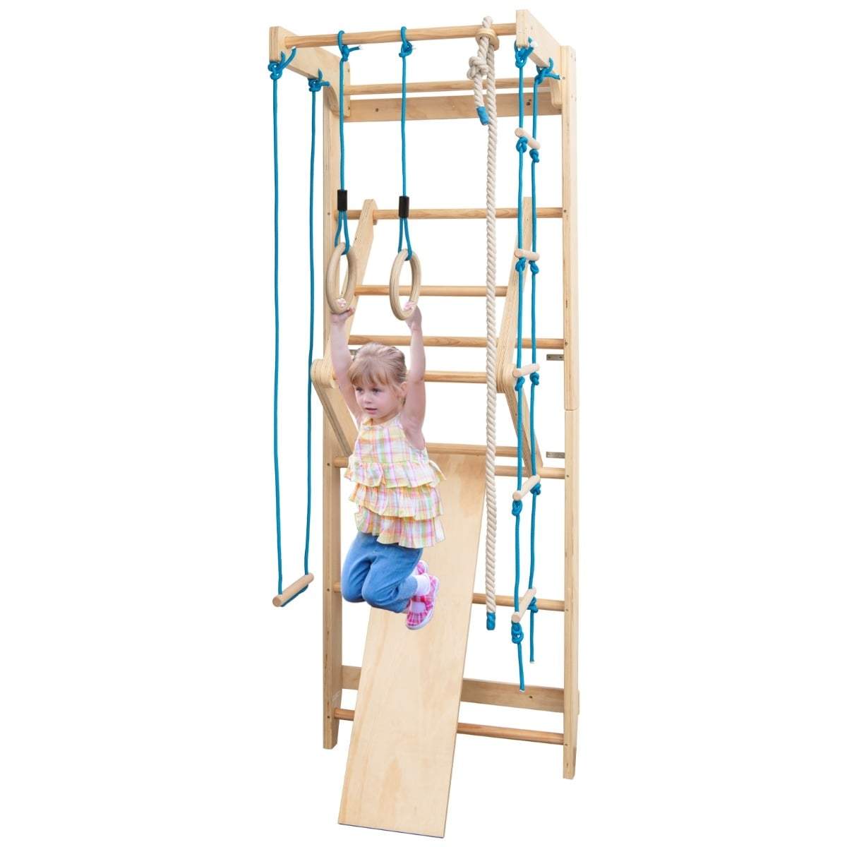 Innendørs trevegg med pull-up-stang og klatresett